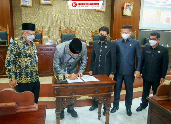 Bupati Kepulauan Anambas, Abdul Haris saat menandatangani draft Ranperda